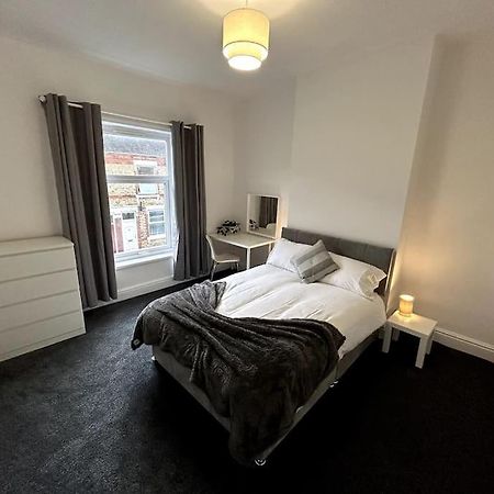 Bright Home From Home Stoke-on-Trent Esterno foto