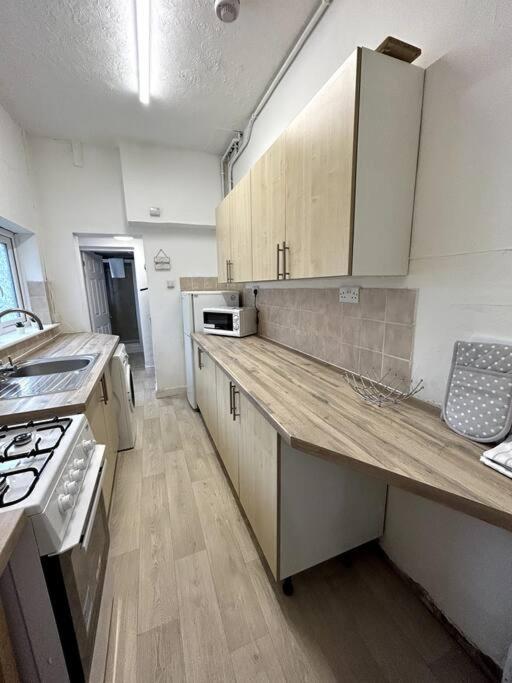 Bright Home From Home Stoke-on-Trent Esterno foto