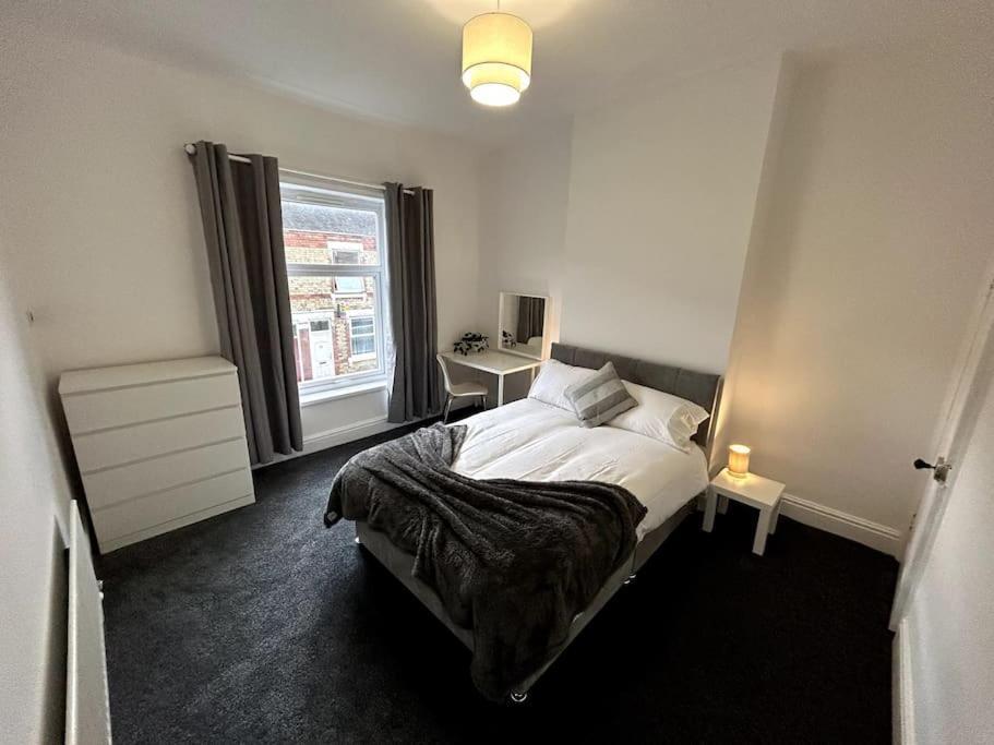 Bright Home From Home Stoke-on-Trent Esterno foto