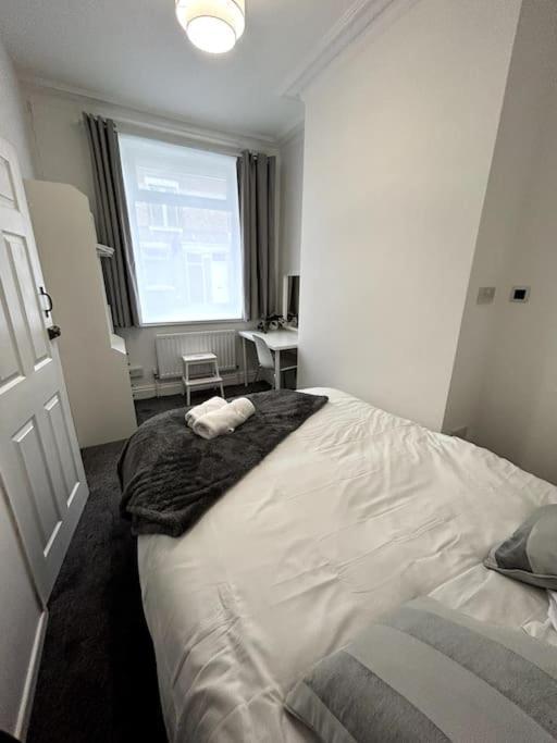 Bright Home From Home Stoke-on-Trent Esterno foto