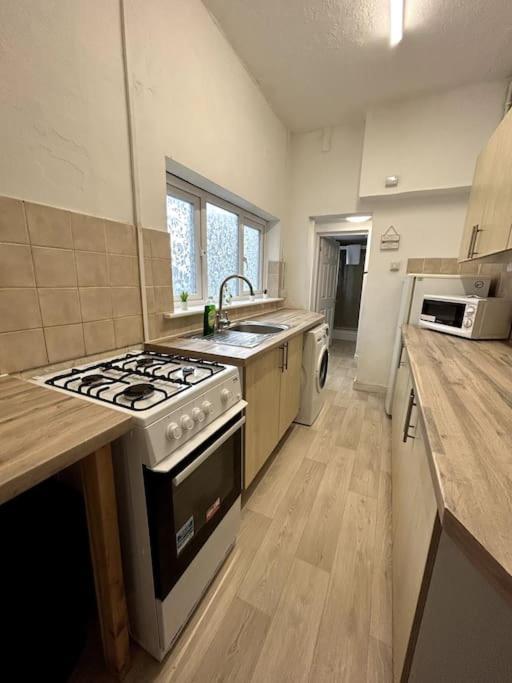 Bright Home From Home Stoke-on-Trent Esterno foto